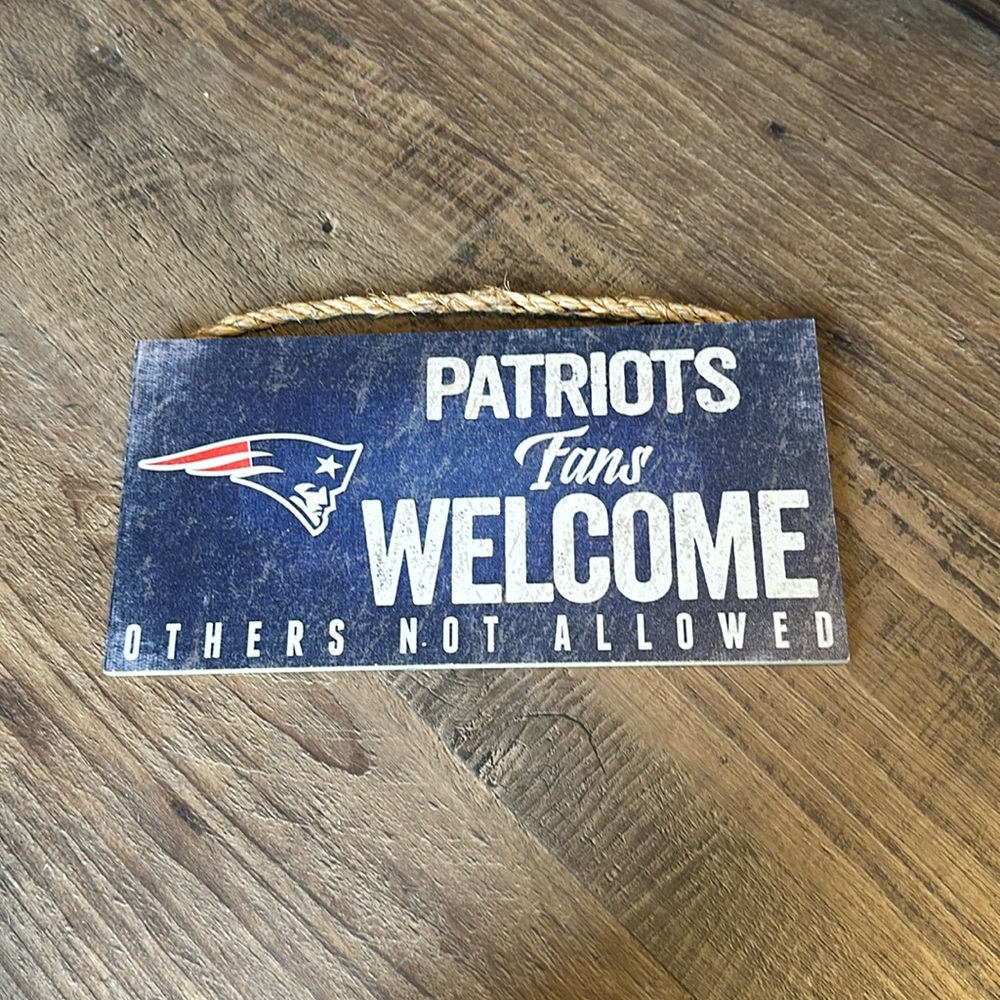 NE Patriots Sign